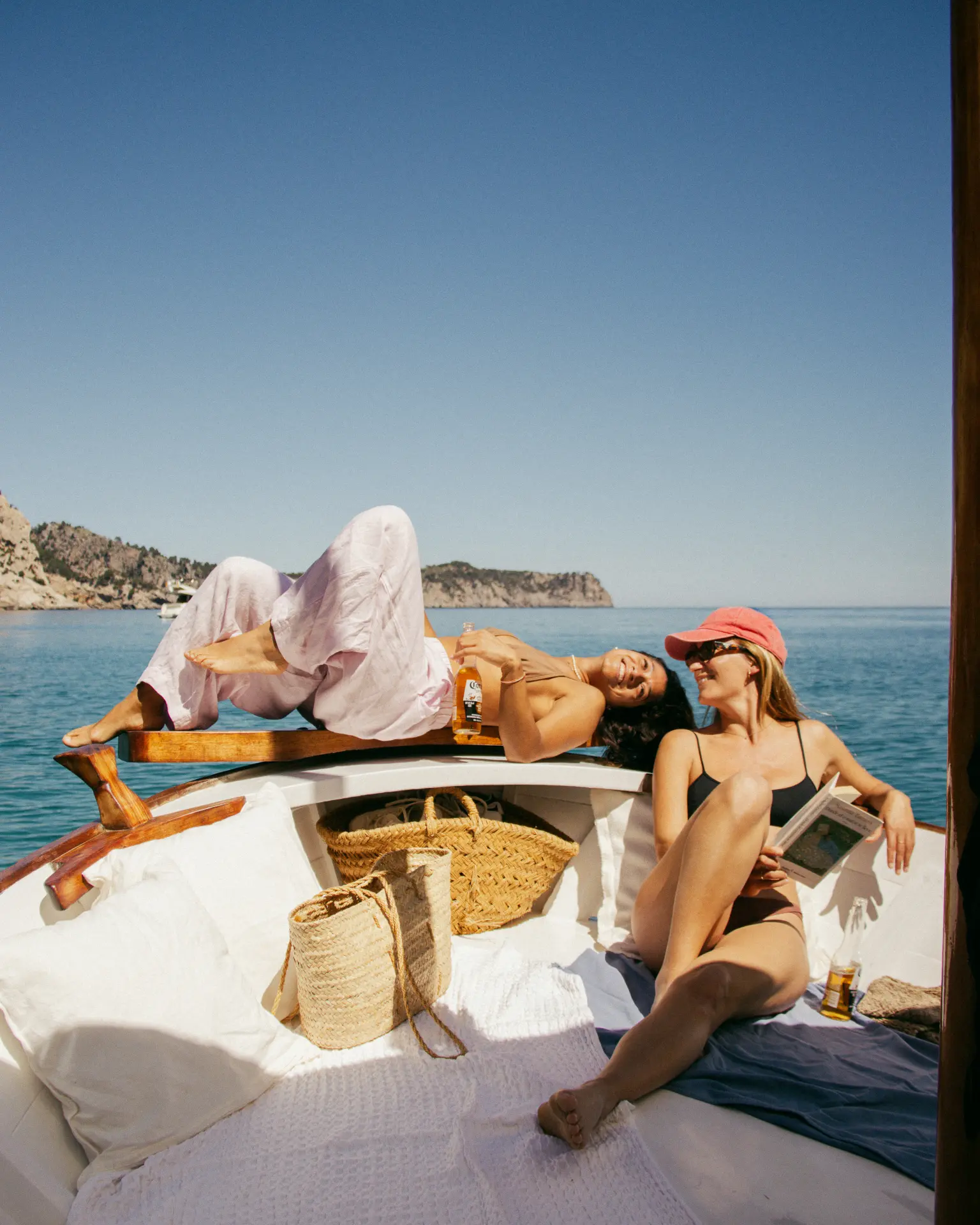 Llaut navegando al atardecer cerca de Alcanada