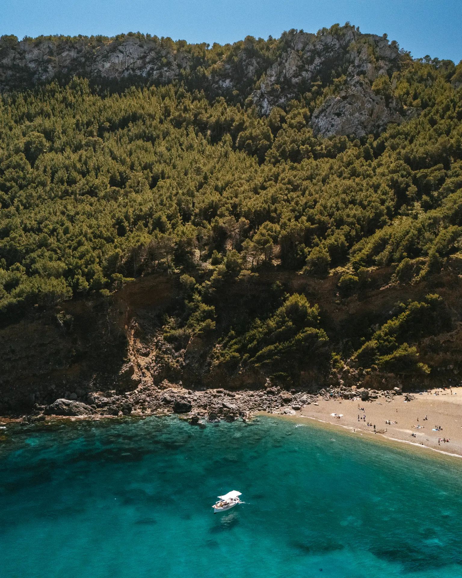Llaut navegando al atardecer cerca de Alcanada