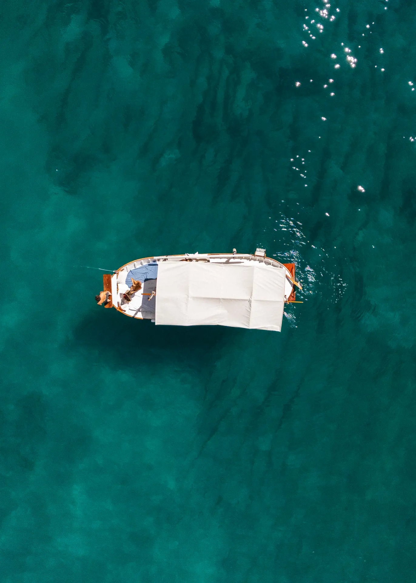 Imagen de un llaut navegando por la costa de Mallorca