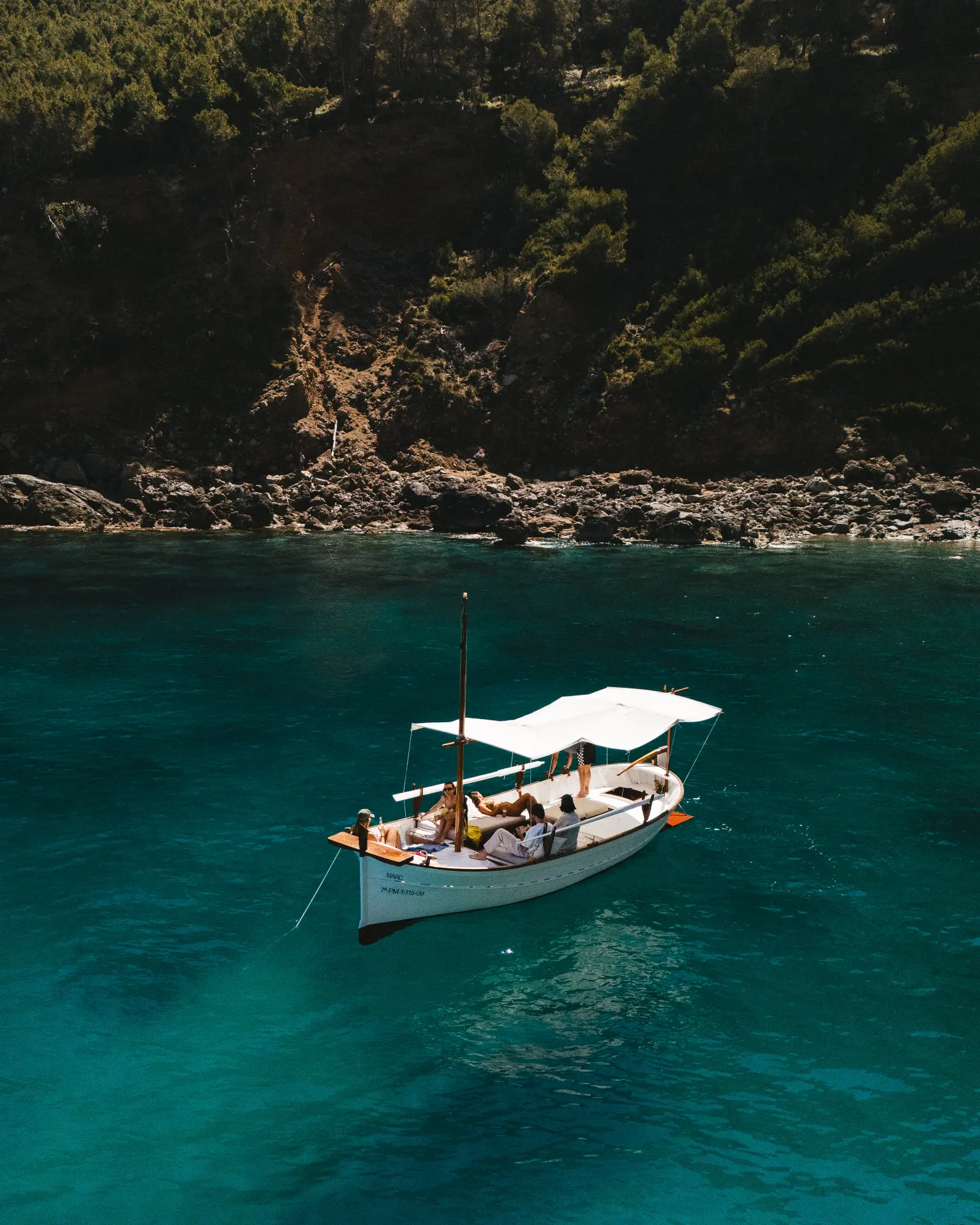 Imagen de un llaut navegando por la costa de Mallorca